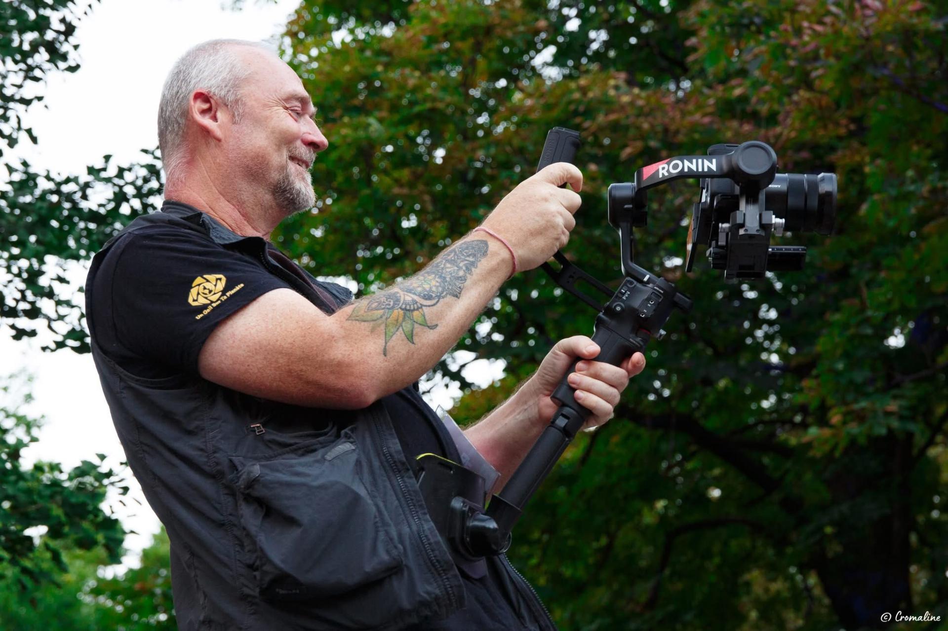 Dominique Watrelot, caméra stabilisée en main lors d’un tournage